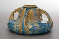 Vierhenkelige Vase aus hellem Scherben